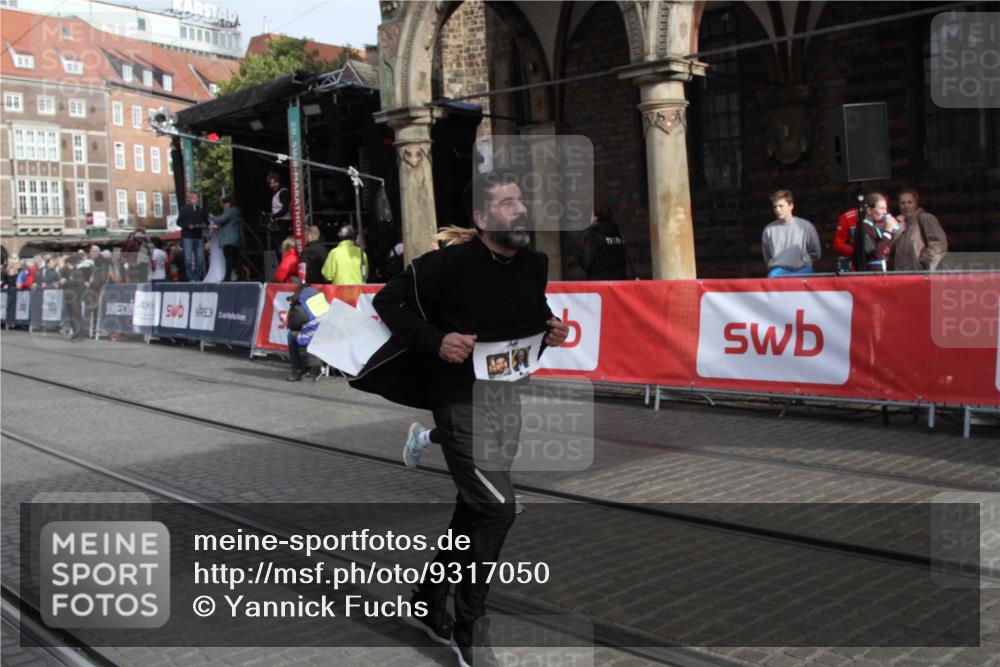 05.10.2025 - 20. swb-Marathon Bremen Yannick Fuchs http://msf.ph/oto/9317050 05.10.2025 10:56:03 Ziel 9871, 9950, 10015, 10758, 10921, 10959, 11148 meine-sportfotos.de
