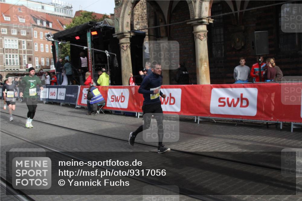 05.10.2025 - 20. swb-Marathon Bremen Yannick Fuchs http://msf.ph/oto/9317056 05.10.2025 10:56:10 Ziel 9541, 9811, 10006, 10009, 10394, 10641, 10664, 10675, 11095, 11620, 11626, 11693 meine-sportfotos.de