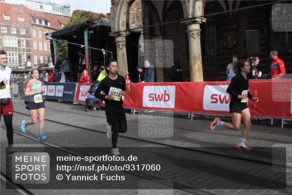 05.10.2025 - 20. swb-Marathon Bremen Yannick Fuchs http://msf.ph/oto/9317060 05.10.2025 10:56:14 Ziel 9811, 9855, 9968, 10006, 10009, 10989, 11095, 11366, 11620, 11630, 11693 meine-sportfotos.de
