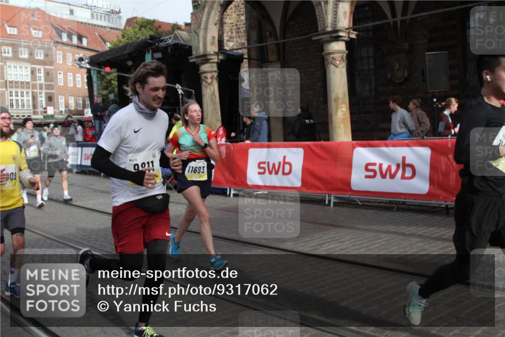 05.10.2025 - 20. swb-Marathon Bremen Yannick Fuchs http://msf.ph/oto/9317062 05.10.2025 10:56:14 Ziel 9811, 9855, 9968, 10006, 10009, 10989, 11095, 11366, 11620, 11630, 11693 meine-sportfotos.de