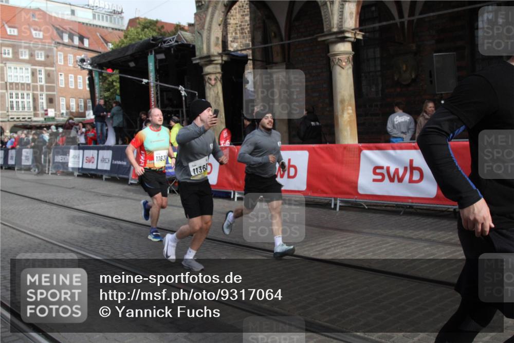 05.10.2025 - 20. swb-Marathon Bremen Yannick Fuchs http://msf.ph/oto/9317064 05.10.2025 10:56:17 Ziel 9258, 9855, 9968, 10989, 10992, 11364, 11366, 11630, 11741 meine-sportfotos.de