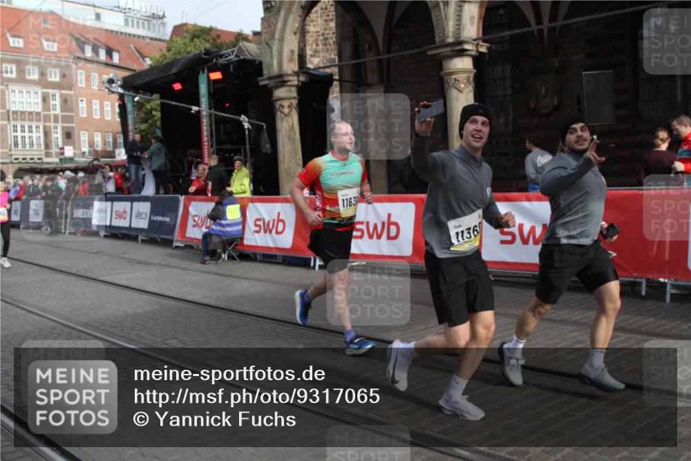 05.10.2025 - 20. swb-Marathon Bremen Yannick Fuchs http://msf.ph/oto/9317065 05.10.2025 10:56:17 Ziel 9258, 9855, 9968, 10989, 10992, 11364, 11366, 11630, 11741 meine-sportfotos.de