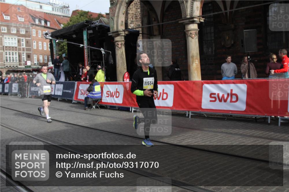 05.10.2025 - 20. swb-Marathon Bremen Yannick Fuchs http://msf.ph/oto/9317070 05.10.2025 10:56:23 Ziel 10028, 10191, 10196, 10424, 10590, 11554, 11662 meine-sportfotos.de
