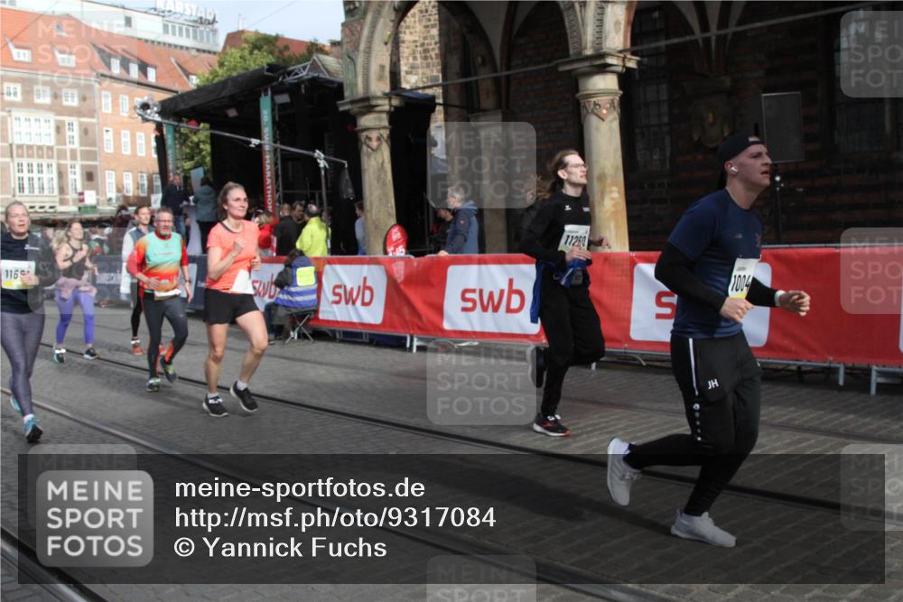 05.10.2025 - 20. swb-Marathon Bremen Yannick Fuchs http://msf.ph/oto/9317084 05.10.2025 10:56:40 Ziel 9547, 9886, 10008, 10042, 10971, 11260, 11475, 11691 meine-sportfotos.de
