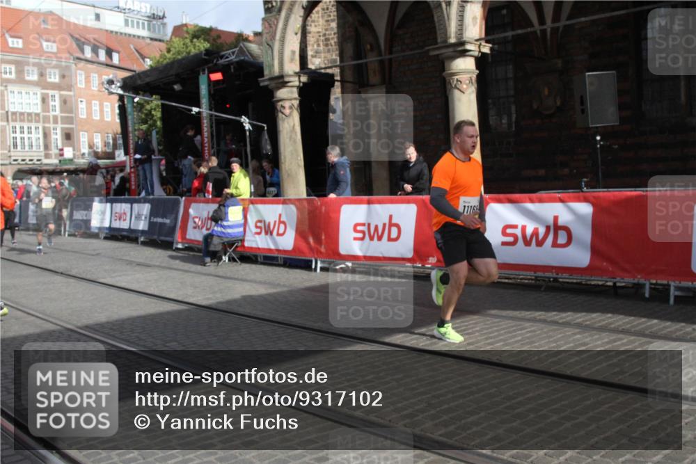 05.10.2025 - 20. swb-Marathon Bremen Yannick Fuchs http://msf.ph/oto/9317102 05.10.2025 10:57:05 Ziel 9451, 9797, 9937, 10069, 10867, 11168, 11435 meine-sportfotos.de