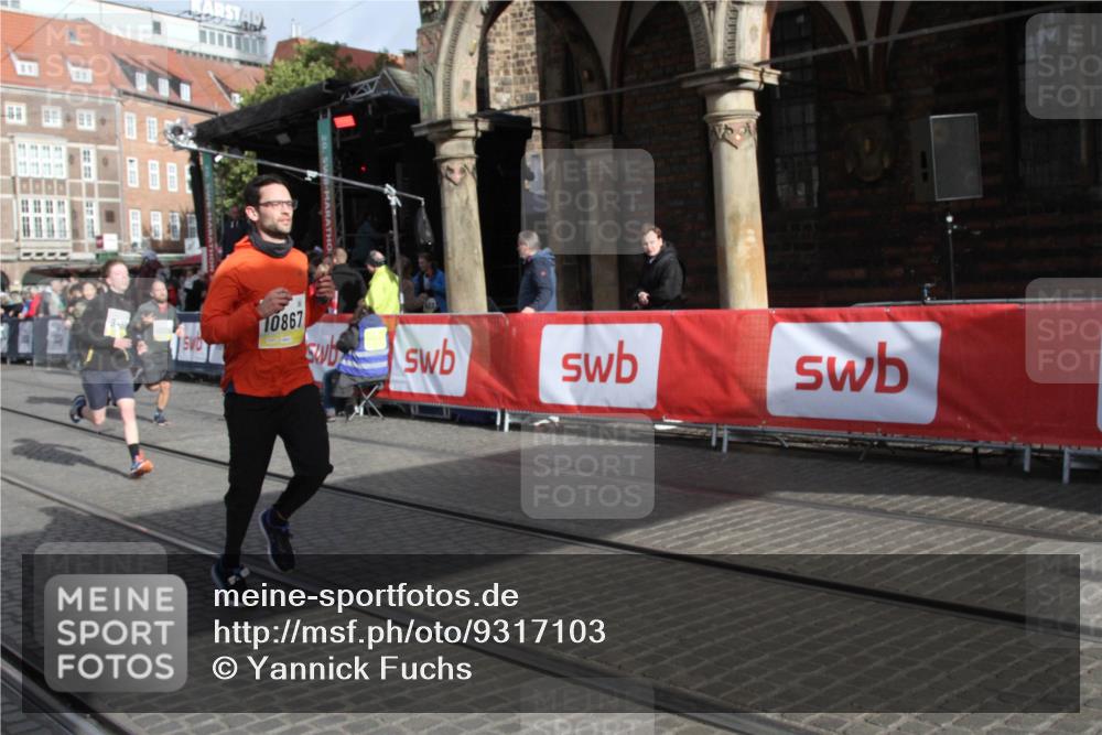 05.10.2025 - 20. swb-Marathon Bremen Yannick Fuchs http://msf.ph/oto/9317103 05.10.2025 10:57:06 Ziel 9451, 9797, 9937, 10069, 10867, 11435, 11566 meine-sportfotos.de