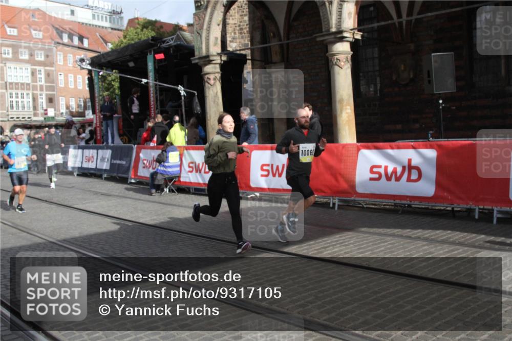 05.10.2025 - 20. swb-Marathon Bremen Yannick Fuchs http://msf.ph/oto/9317105 05.10.2025 10:57:08 Ziel 5172, 9797, 9937, 10069, 11435, 11566 meine-sportfotos.de