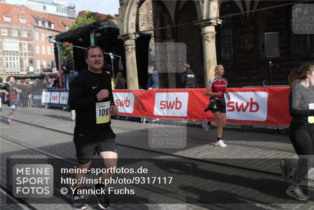 05.10.2025 - 20. swb-Marathon Bremen Yannick Fuchs http://msf.ph/oto/9317117 05.10.2025 10:57:17 Ziel 9489, 9577, 10293, 10545, 10917, 11138, 11202, 11434, 11596, 11686 meine-sportfotos.de