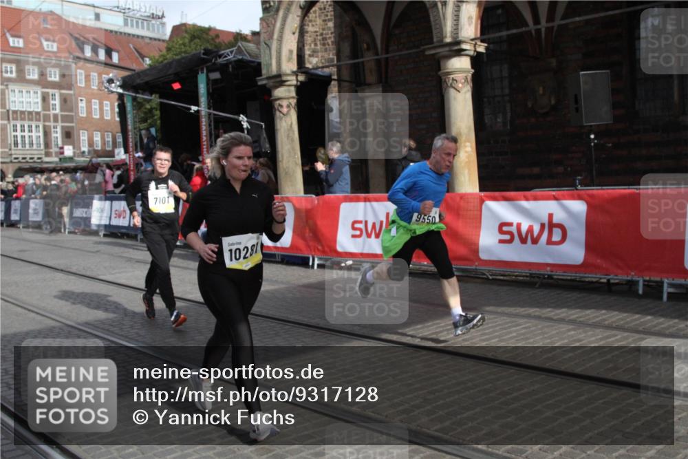 05.10.2025 - 20. swb-Marathon Bremen Yannick Fuchs http://msf.ph/oto/9317128 05.10.2025 10:57:28 Ziel 7101, 9550, 10281, 10367, 10645, 10950, 11606 meine-sportfotos.de