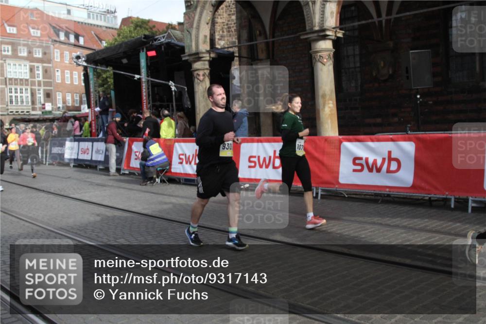 05.10.2025 - 20. swb-Marathon Bremen Yannick Fuchs http://msf.ph/oto/9317143 05.10.2025 10:57:44 Ziel 9309, 9372, 9585, 9943, 10225, 10250, 10329, 10555, 10754, 11352, 11520, 11521 meine-sportfotos.de