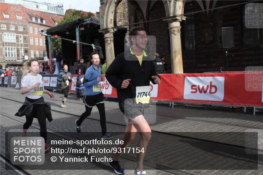 05.10.2025 - 20. swb-Marathon Bremen Yannick Fuchs http://msf.ph/oto/9317154 05.10.2025 10:57:55 Ziel 9221, 10219, 10651, 10834, 10890, 10975, 11023, 11457, 11469, 11564, 11575, 11744 meine-sportfotos.de