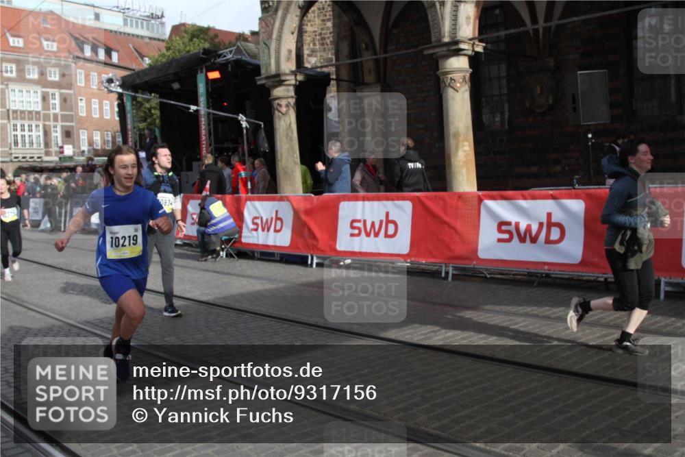 05.10.2025 - 20. swb-Marathon Bremen Yannick Fuchs http://msf.ph/oto/9317156 05.10.2025 10:57:57 Ziel 9221, 9568, 9719, 10219, 10651, 10703, 10834, 10975, 11023, 11116, 11301, 11469, 11564 meine-sportfotos.de