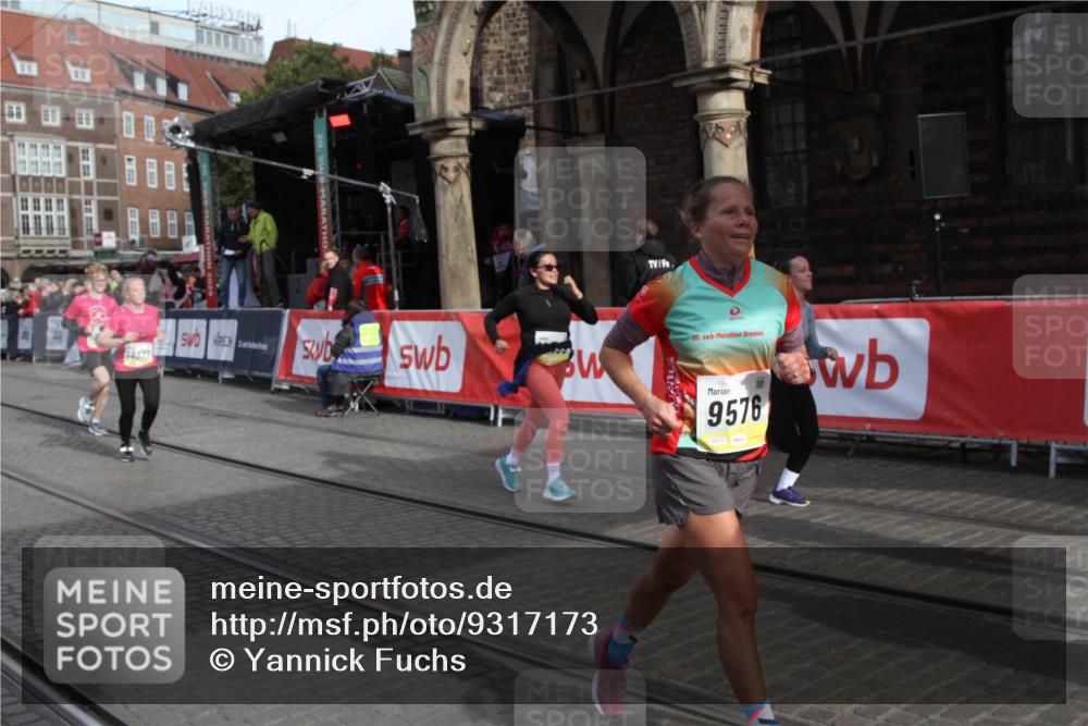 05.10.2025 - 20. swb-Marathon Bremen Yannick Fuchs http://msf.ph/oto/9317173 05.10.2025 10:58:12 Ziel 9330, 9576, 9582, 9634, 10127, 10377, 10395, 10398, 10459, 10620, 11058, 11608 meine-sportfotos.de