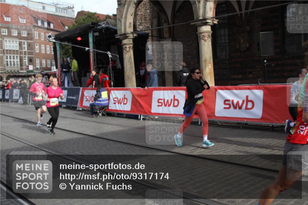 05.10.2025 - 20. swb-Marathon Bremen Yannick Fuchs http://msf.ph/oto/9317174 05.10.2025 10:58:12 Ziel 9330, 9576, 9582, 9634, 10127, 10377, 10395, 10398, 10459, 10620, 11058, 11608 meine-sportfotos.de