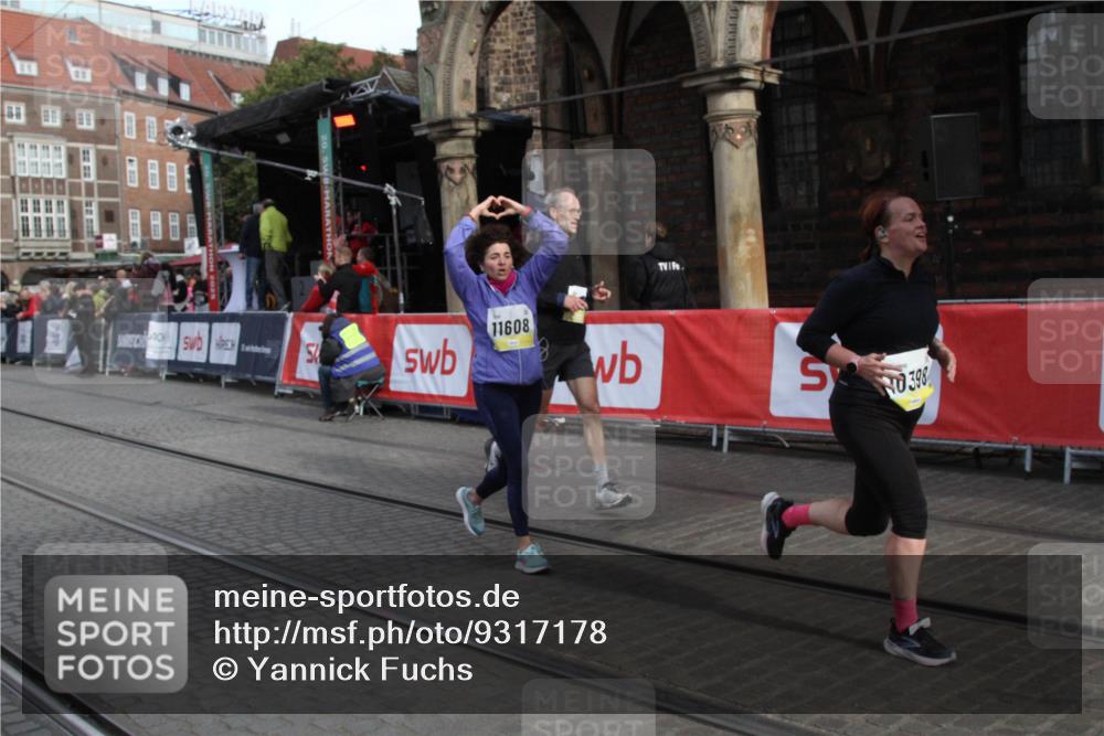 05.10.2025 - 20. swb-Marathon Bremen Yannick Fuchs http://msf.ph/oto/9317178 05.10.2025 10:58:16 Ziel 9330, 9952, 10398, 11562, 11608 meine-sportfotos.de