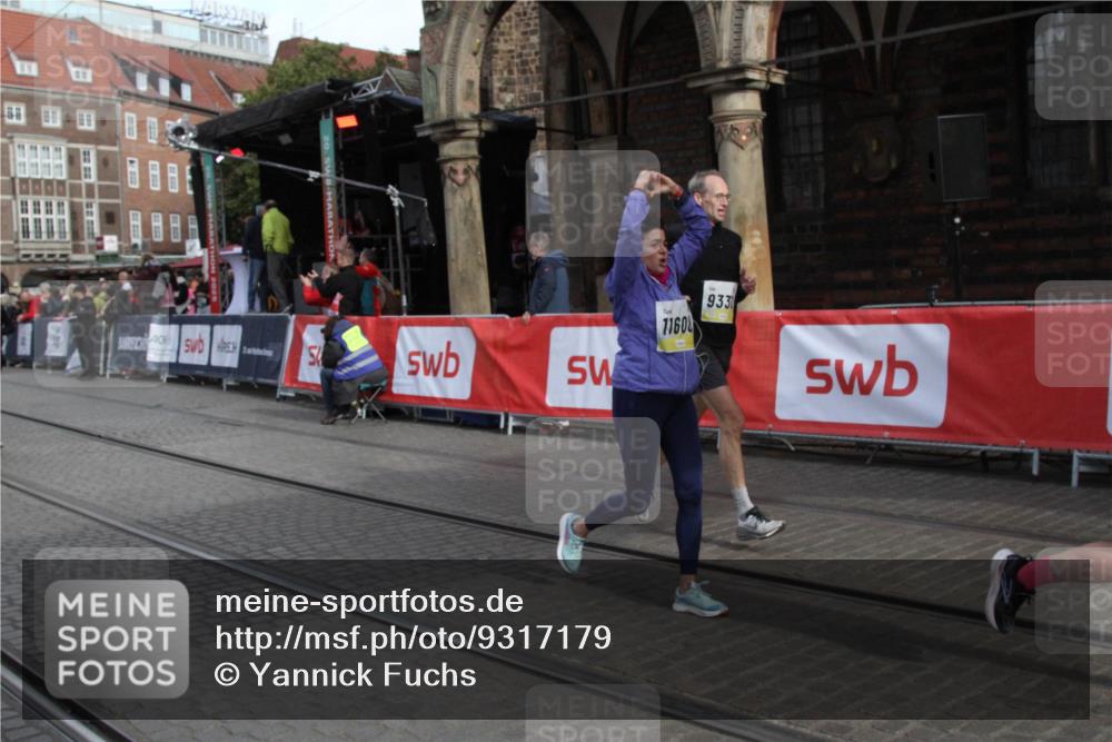 05.10.2025 - 20. swb-Marathon Bremen Yannick Fuchs http://msf.ph/oto/9317179 05.10.2025 10:58:17 Ziel 9330, 9952, 10398, 11562, 11608 meine-sportfotos.de