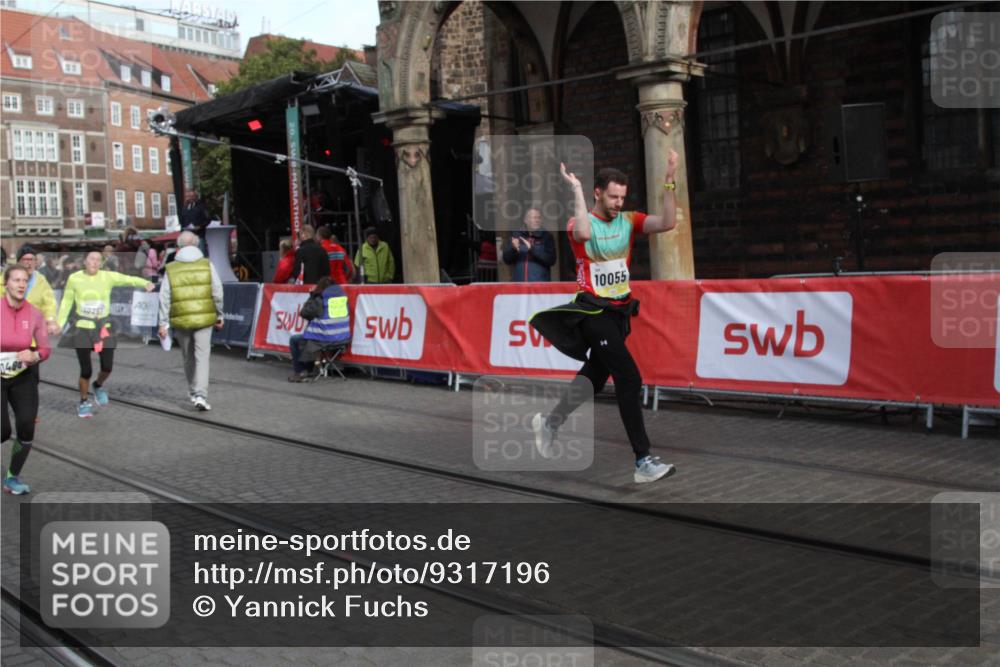 05.10.2025 - 20. swb-Marathon Bremen Yannick Fuchs http://msf.ph/oto/9317196 05.10.2025 10:58:36 Ziel 9766, 9913, 10055, 10261, 10285, 10408, 10513, 10988 meine-sportfotos.de