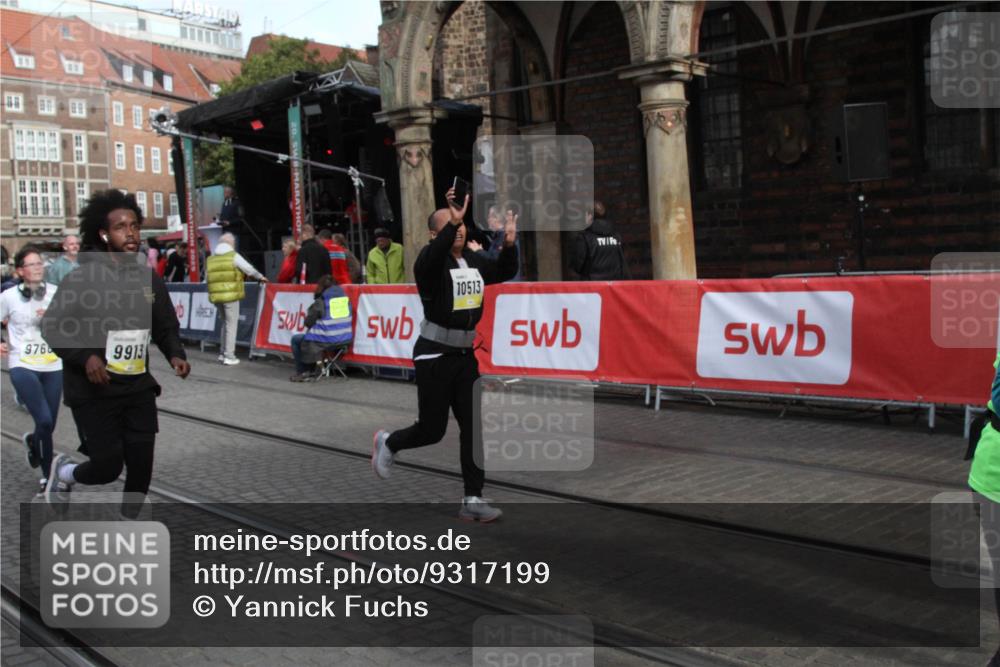 05.10.2025 - 20. swb-Marathon Bremen Yannick Fuchs http://msf.ph/oto/9317199 05.10.2025 10:58:40 Ziel 9359, 9430, 9472, 9529, 9766, 9913, 10049, 10285, 10513, 10527, 10936 meine-sportfotos.de