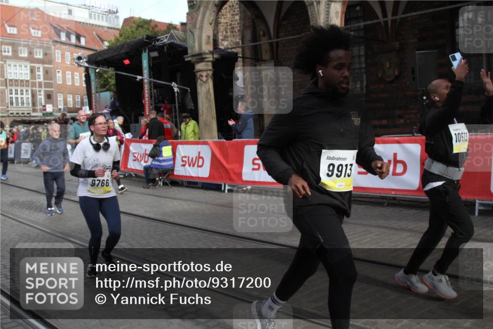 05.10.2025 - 20. swb-Marathon Bremen Yannick Fuchs http://msf.ph/oto/9317200 05.10.2025 10:58:40 Ziel 9359, 9430, 9472, 9529, 9766, 9913, 10049, 10285, 10513, 10527, 10936 meine-sportfotos.de