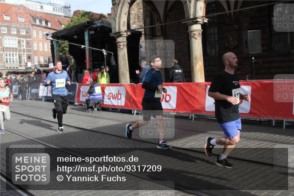 05.10.2025 - 20. swb-Marathon Bremen Yannick Fuchs http://msf.ph/oto/9317209 05.10.2025 10:58:49 Ziel 8585, 9346, 9370, 9540, 9622, 10263, 10561, 11651 meine-sportfotos.de