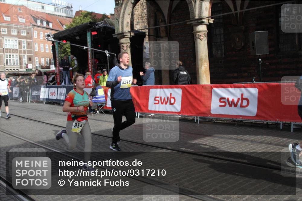 05.10.2025 - 20. swb-Marathon Bremen Yannick Fuchs http://msf.ph/oto/9317210 05.10.2025 10:58:50 Ziel 9346, 9540, 10263, 10561, 11290, 11651 meine-sportfotos.de