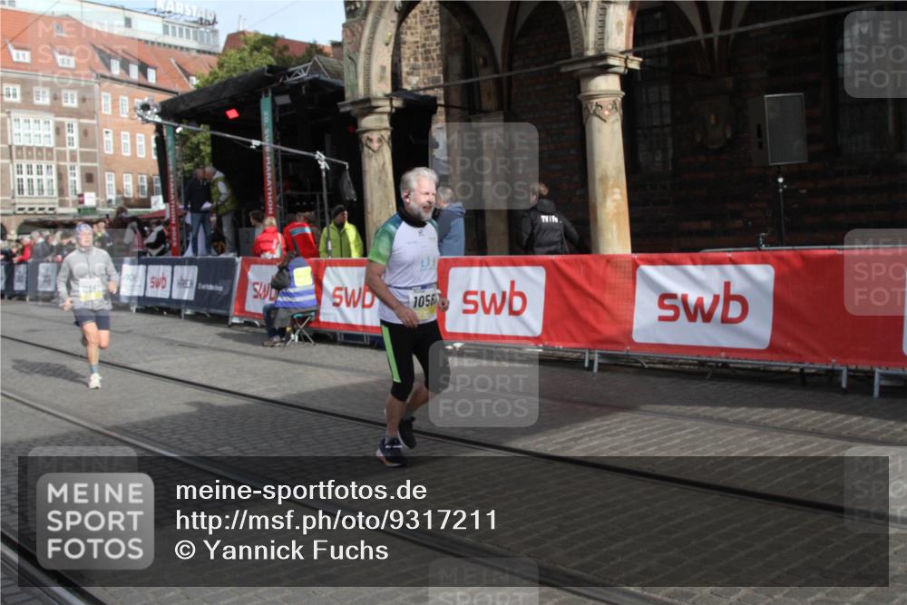 05.10.2025 - 20. swb-Marathon Bremen Yannick Fuchs http://msf.ph/oto/9317211 05.10.2025 10:58:52 Ziel 10263, 10561, 11290, 11651 meine-sportfotos.de