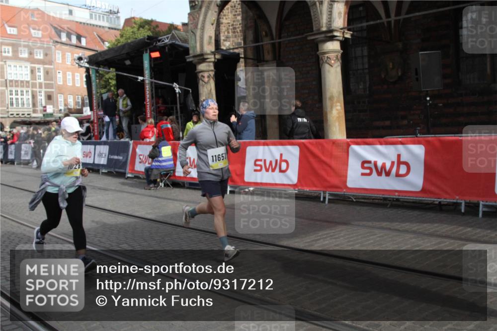 05.10.2025 - 20. swb-Marathon Bremen Yannick Fuchs http://msf.ph/oto/9317212 05.10.2025 10:58:53 Ziel 10263, 10560, 10561, 11290, 11483, 11651 meine-sportfotos.de