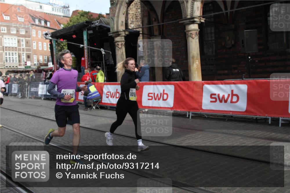 05.10.2025 - 20. swb-Marathon Bremen Yannick Fuchs http://msf.ph/oto/9317214 05.10.2025 10:58:58 Ziel 9349, 9518, 9542, 9601, 10080, 10560, 11483, 11612 meine-sportfotos.de