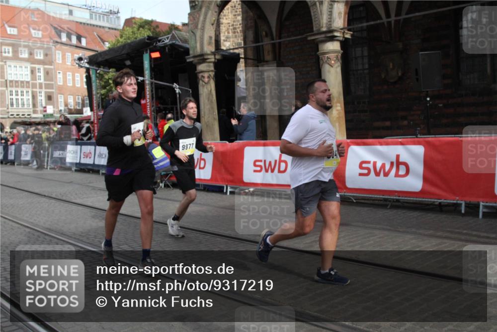 05.10.2025 - 20. swb-Marathon Bremen Yannick Fuchs http://msf.ph/oto/9317219 05.10.2025 10:59:05 Ziel 9847, 9977, 10357, 10588, 10607 meine-sportfotos.de