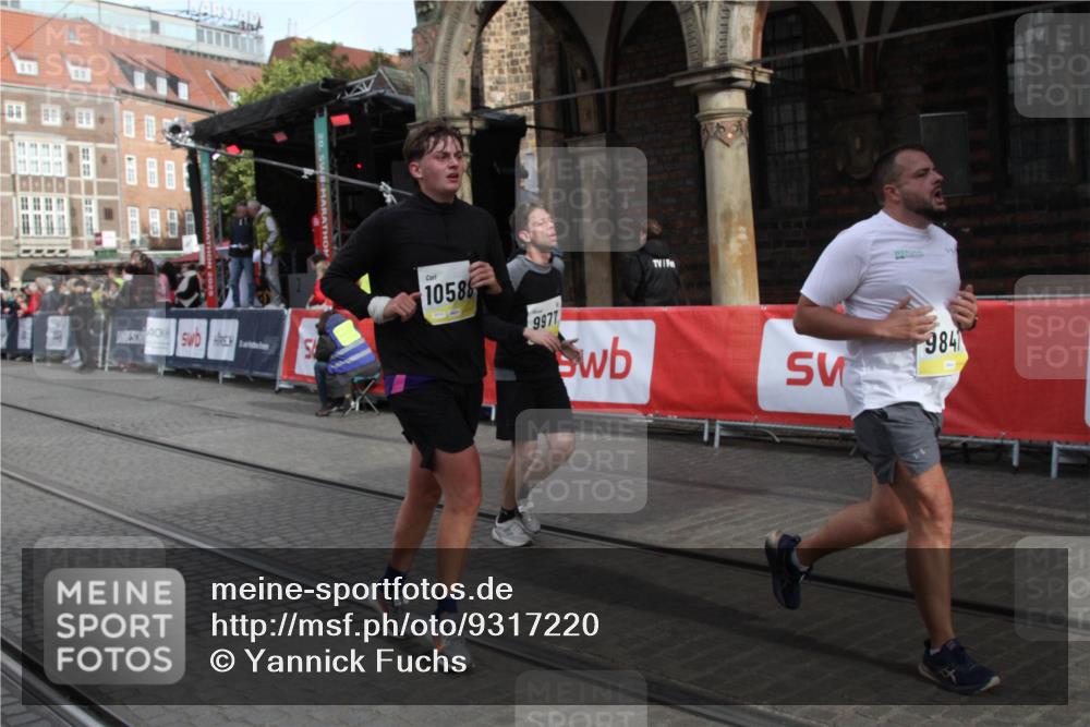 05.10.2025 - 20. swb-Marathon Bremen Yannick Fuchs http://msf.ph/oto/9317220 05.10.2025 10:59:05 Ziel 9847, 9977, 10357, 10588, 10607 meine-sportfotos.de