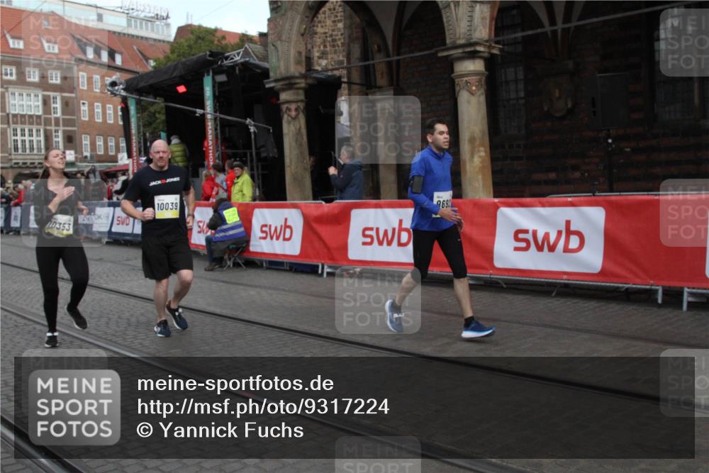 05.10.2025 - 20. swb-Marathon Bremen Yannick Fuchs http://msf.ph/oto/9317224 05.10.2025 10:59:14 Ziel 9219, 9508, 9692, 10039, 10143, 10353 meine-sportfotos.de