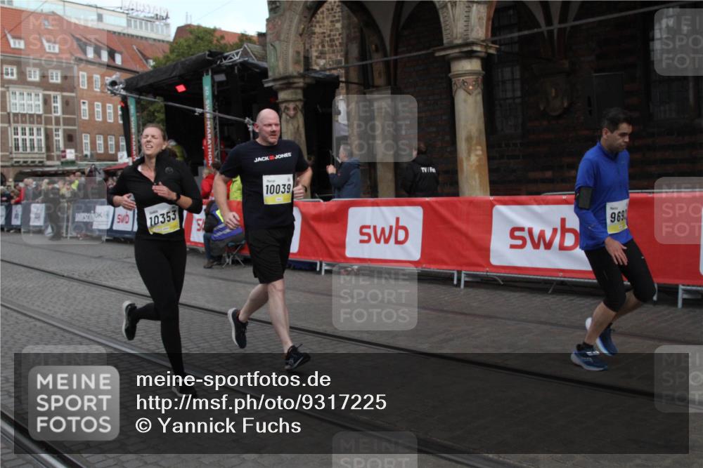 05.10.2025 - 20. swb-Marathon Bremen Yannick Fuchs http://msf.ph/oto/9317225 05.10.2025 10:59:15 Ziel 9219, 9508, 9692, 10039, 10143, 10353 meine-sportfotos.de