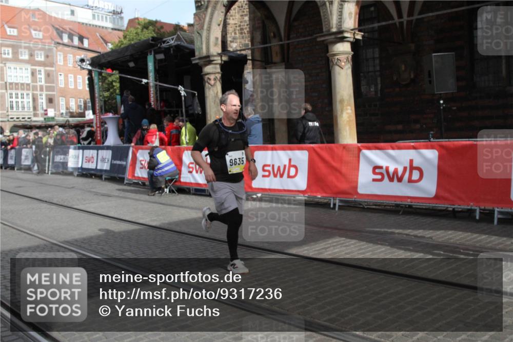 05.10.2025 - 20. swb-Marathon Bremen Yannick Fuchs http://msf.ph/oto/9317236 05.10.2025 10:59:28 Ziel 9635, 10391, 11728 meine-sportfotos.de