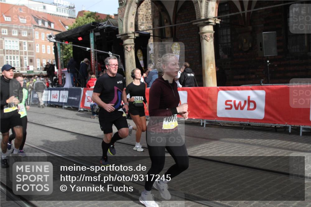 05.10.2025 - 20. swb-Marathon Bremen Yannick Fuchs http://msf.ph/oto/9317245 05.10.2025 10:59:42 Ziel 9991, 10209, 10760, 11267, 11456 meine-sportfotos.de