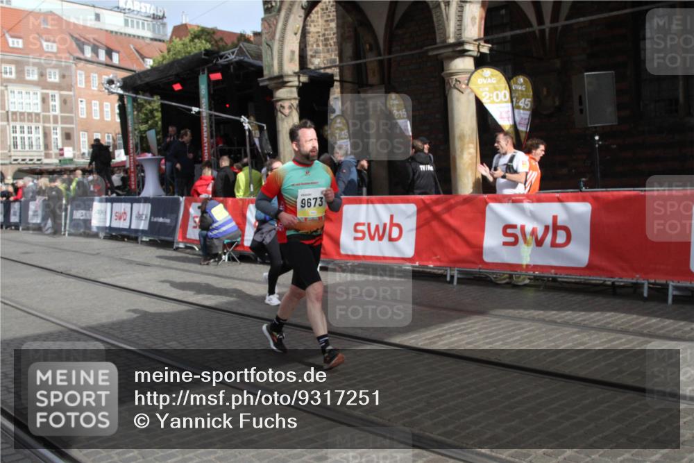05.10.2025 - 20. swb-Marathon Bremen Yannick Fuchs http://msf.ph/oto/9317251 05.10.2025 10:59:55 Ziel 9378, 9673 meine-sportfotos.de