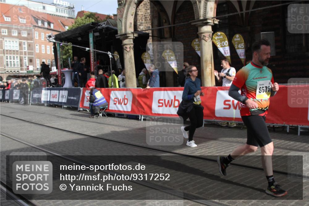 05.10.2025 - 20. swb-Marathon Bremen Yannick Fuchs http://msf.ph/oto/9317252 05.10.2025 10:59:56 Ziel 9378, 9673 meine-sportfotos.de