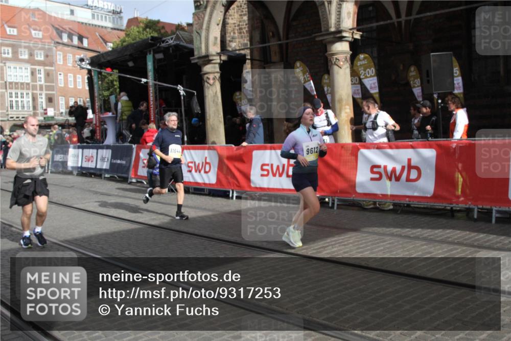 05.10.2025 - 20. swb-Marathon Bremen Yannick Fuchs http://msf.ph/oto/9317253 05.10.2025 11:00:02 Ziel 9005, 9381, 9612, 10290, 10291, 10311, 11444, 11639, 11644 meine-sportfotos.de