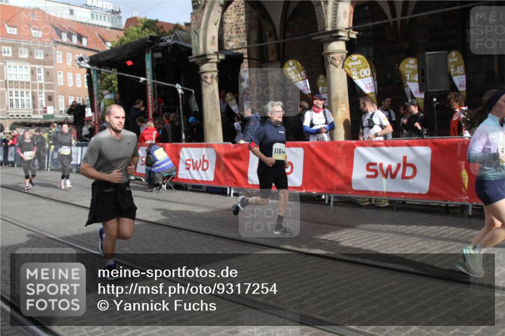 05.10.2025 - 20. swb-Marathon Bremen Yannick Fuchs http://msf.ph/oto/9317254 05.10.2025 11:00:03 Ziel 9005, 9381, 9604, 9612, 10290, 10291, 10311, 11444, 11639, 11644 meine-sportfotos.de