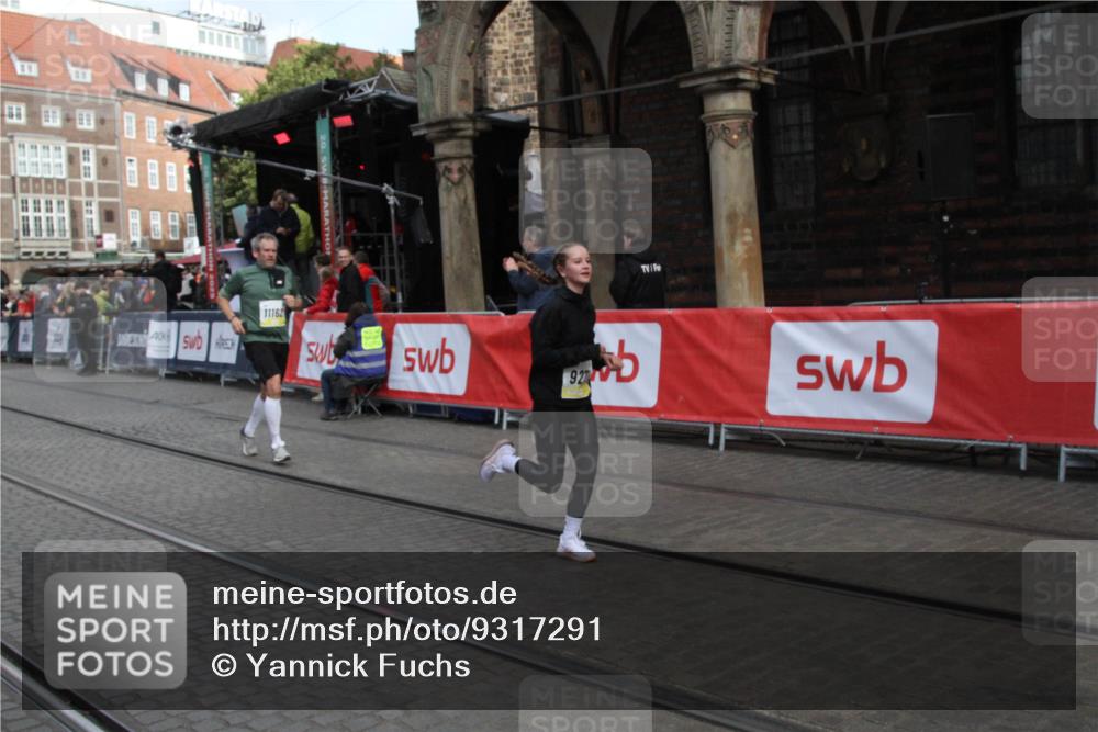 05.10.2025 - 20. swb-Marathon Bremen Yannick Fuchs http://msf.ph/oto/9317291 05.10.2025 11:00:41 Ziel 9271, 9272, 10079, 10518, 11071, 11162, 11511 meine-sportfotos.de
