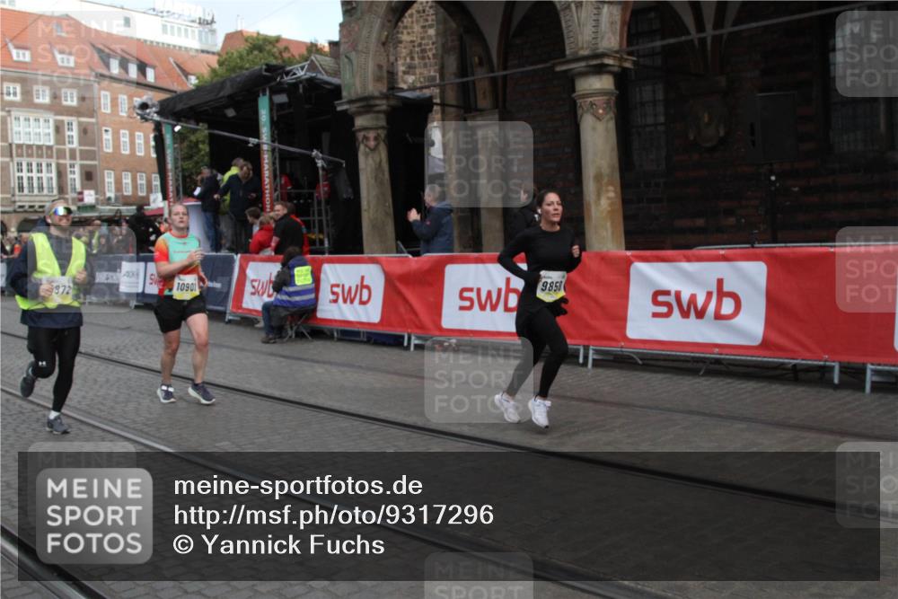 05.10.2025 - 20. swb-Marathon Bremen Yannick Fuchs http://msf.ph/oto/9317296 05.10.2025 11:00:48 Ziel 9327, 9389, 9827, 9858, 10182, 10571, 10690, 10872, 10901, 11034 meine-sportfotos.de