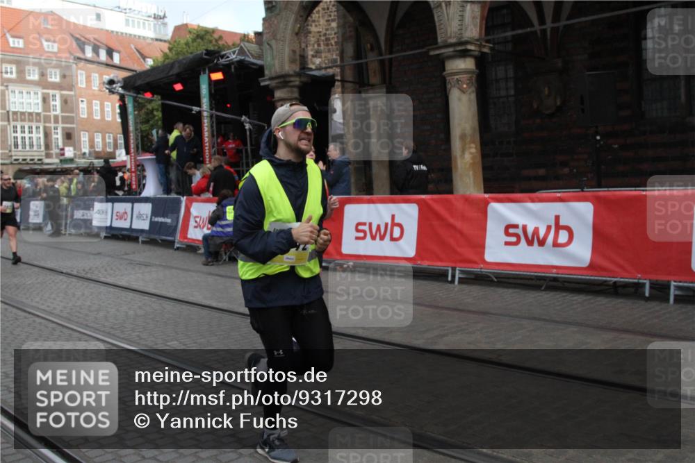 05.10.2025 - 20. swb-Marathon Bremen Yannick Fuchs http://msf.ph/oto/9317298 05.10.2025 11:00:49 Ziel 9327, 9389, 9827, 9858, 10182, 10571, 10690, 10872, 10901 meine-sportfotos.de