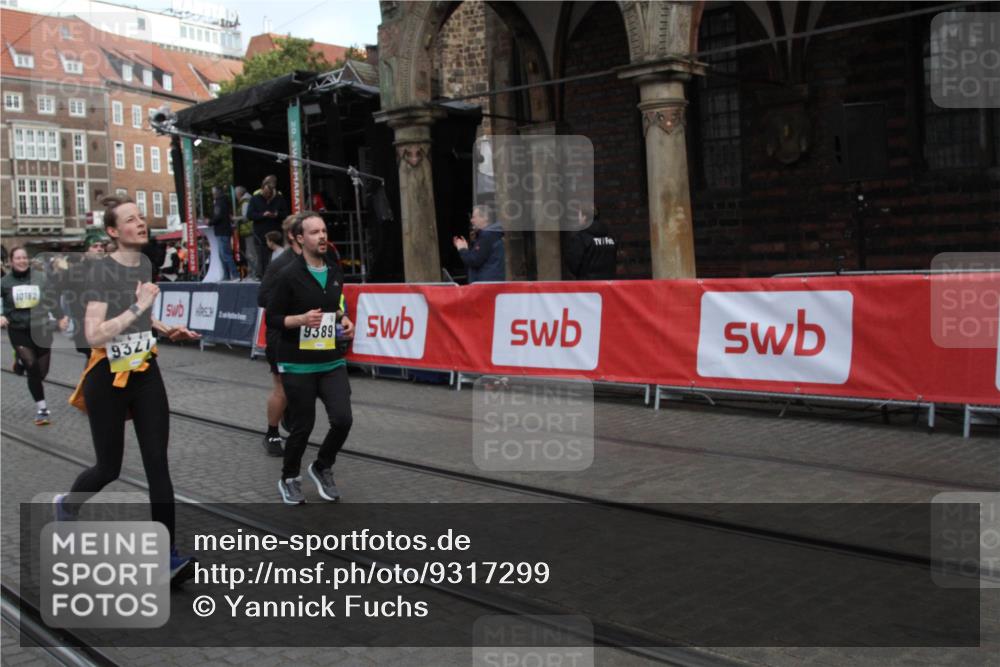 05.10.2025 - 20. swb-Marathon Bremen Yannick Fuchs http://msf.ph/oto/9317299 05.10.2025 11:00:52 Ziel 9327, 9389, 9827, 10182, 10571, 10690, 11155 meine-sportfotos.de