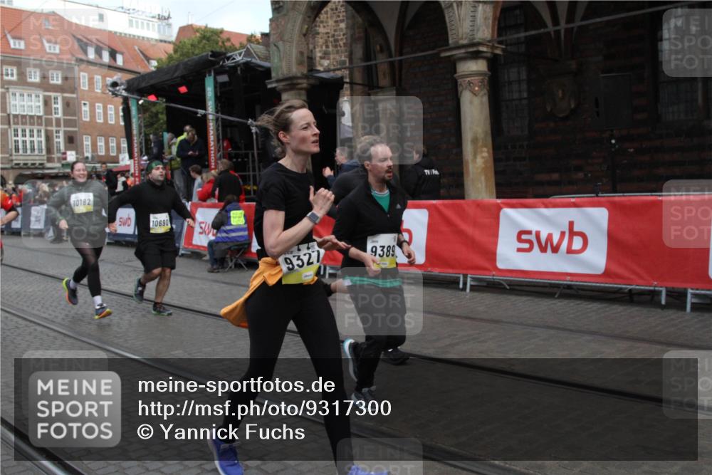 05.10.2025 - 20. swb-Marathon Bremen Yannick Fuchs http://msf.ph/oto/9317300 05.10.2025 11:00:52 Ziel 9327, 9389, 9827, 10182, 10571, 10690, 11155 meine-sportfotos.de