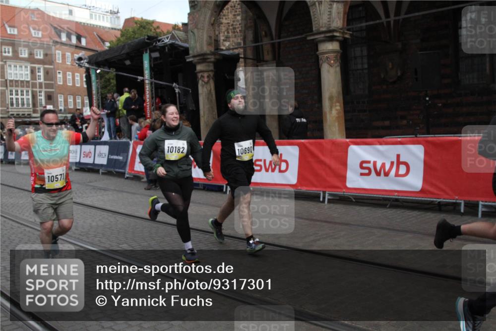 05.10.2025 - 20. swb-Marathon Bremen Yannick Fuchs http://msf.ph/oto/9317301 05.10.2025 11:00:53 Ziel 9327, 9389, 9827, 10182, 10571, 10690, 11155 meine-sportfotos.de