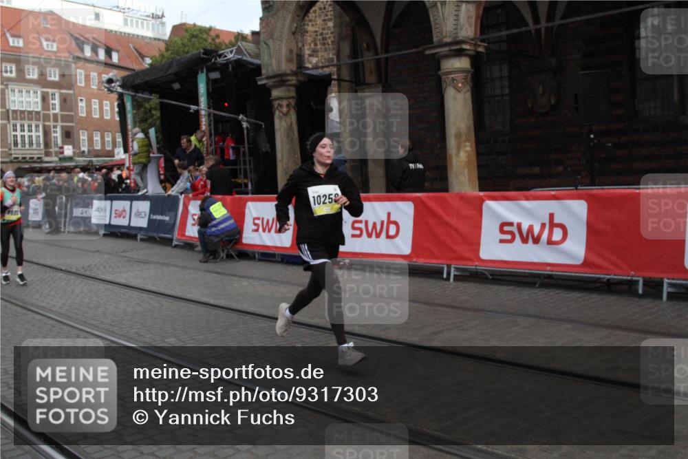 05.10.2025 - 20. swb-Marathon Bremen Yannick Fuchs http://msf.ph/oto/9317303 05.10.2025 11:01:02 Ziel 9208, 9600, 10228, 10258, 10359 meine-sportfotos.de