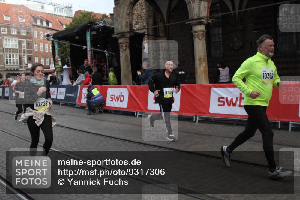 05.10.2025 - 20. swb-Marathon Bremen Yannick Fuchs http://msf.ph/oto/9317306 05.10.2025 11:01:06 Ziel 9208, 9305, 9954, 10228, 10359, 10630, 11053 meine-sportfotos.de