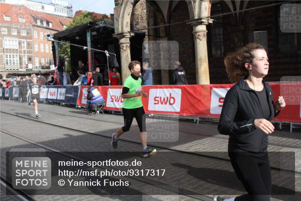 05.10.2025 - 20. swb-Marathon Bremen Yannick Fuchs http://msf.ph/oto/9317317 05.10.2025 11:01:21 Ziel 9613, 9925, 10544, 10762, 11680, 11688 meine-sportfotos.de