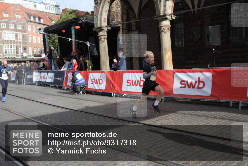 05.10.2025 - 20. swb-Marathon Bremen Yannick Fuchs http://msf.ph/oto/9317318 05.10.2025 11:01:22 Ziel 9925, 10762, 11680, 11688 meine-sportfotos.de
