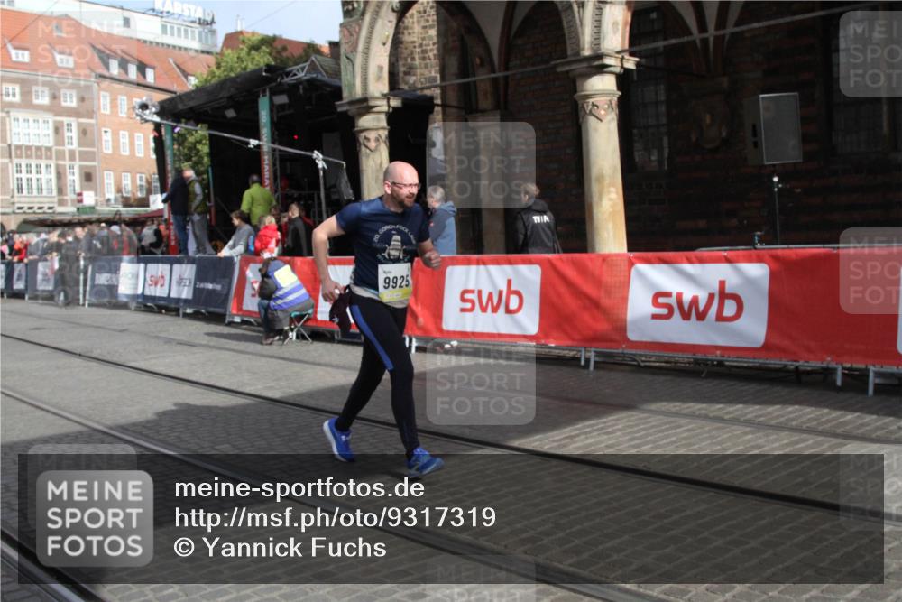 05.10.2025 - 20. swb-Marathon Bremen Yannick Fuchs http://msf.ph/oto/9317319 05.10.2025 11:01:25 Ziel 9925, 11688 meine-sportfotos.de