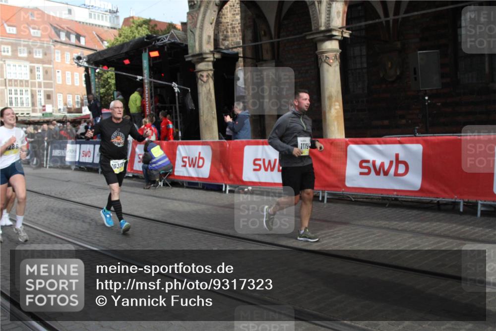 05.10.2025 - 20. swb-Marathon Bremen Yannick Fuchs http://msf.ph/oto/9317323 05.10.2025 11:01:34 Ziel 7908, 9286, 9322, 9371, 10157, 10336, 11194, 11493, 11633 meine-sportfotos.de